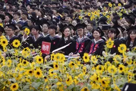 鲜花赠保安大哥、掌声送给自己……华师大毕业典礼好有爱图片
