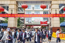 中考首场考试结束，考生自信走出考场图片