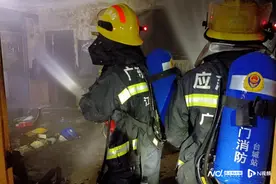 广东江门一住宅深夜起火3人被困！消防员冲入火场成功救援图片