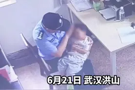 走失萌娃在民警怀里睡得香，武汉洪山警民联手找到女孩父母图片