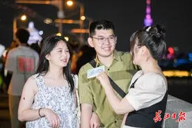 上海话、广东话、河南话……全国游客方言挑战“对诗长江”丨偶遇主播·对诗长江图片