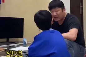 爸爸辅导孩子写作业被气笑，网友：感同身受图片