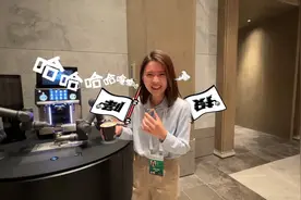 在尼山pick山东数字化发展成果展示｜75秒制作一杯大师级拉花咖啡的AI机械臂，让记者自愧不如！图片