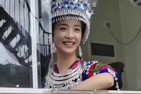 游客看“村超”收费站遇穿民族服饰小姐姐 发现堵车原因了！图片