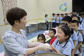 因为开学时的承诺，衢州这名半百女教师扛着“儿时美味”进了教室图片