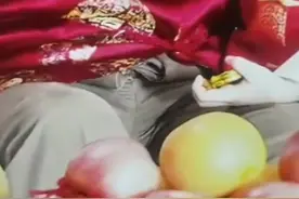哭笑不得！地铁广告牌模特拉链未拉被质疑不严谨 客服：核实后立即更换图片