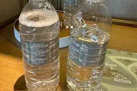 酒店赠送的矿泉水里竟装着清洁剂，好险！差点拿来给宝宝泡奶图片