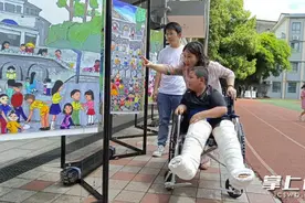 开心！9岁马蹄足男孩坐着轮椅提前体验校园生活图片