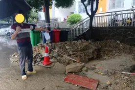 锅碗瓢盆储水、白天如厕晚上冲……小区水管四个月爆五次，物业回应：待天晴便可施工图片