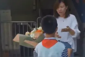 毕业后孩子送老师五花肉，借“束脩之礼”谢师作揖：先生辛苦，先生珍重！图片