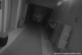 外卖员被困电梯，民警“警”急救援！图片