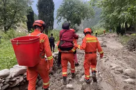 汶川泥石流已致四人遇难，消防救援人员利用绳索转移十名被困群众图片