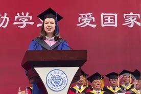 爱上重庆小伙所以来到山城 俄罗斯妹子重大毕业典礼秀Rap图片
