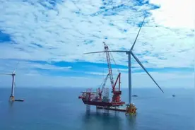 全球最长风电叶片成功吊装 “海上大风车”翅膀江苏造！图片