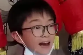 越剧表演话筒突然出故障，小男孩后台紧急救场图片