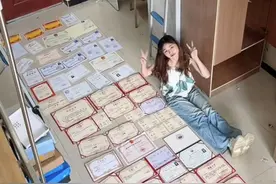 女生毕业晒满地证书合影留念 当事人：证书共60多份 代表不断努力、积极生活的态度图片