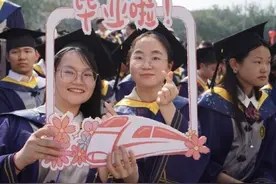 新华网评：一首毕业歌，一场未来的约定图片