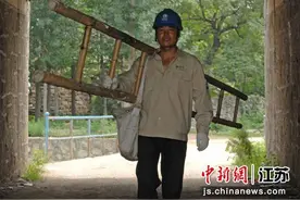 徐州“掌灯大叔”权民获评“江苏好人”图片
