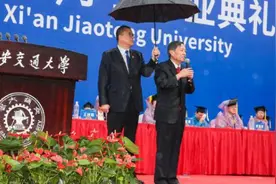西安交大校长王树国雨中致辞，校党委书记卢建军上前撑伞图片