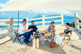 看作家在岛屿读书，给生活再提供一首诗吧图片