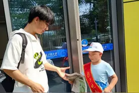 2023爱心售报｜我是卖报的小行家！小报童快速锁定目标“客户”，销量不愁图片