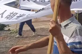 英雄一路走好！上百村民自发送别胡光跃图片