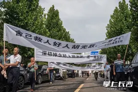 救人英雄一路走好！上百名村民自发送“老胡”最后一程图片