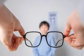 如何在第一时间发现孩子近视？近视就是弱视吗？图片