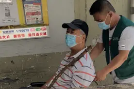 “悬空老人”上下楼有多难？爬楼机好使吗？记者探访图片
