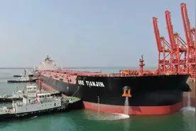 40万吨巨轮常态化靠泊！烟台边检站全天候保障铁矿装卸图片