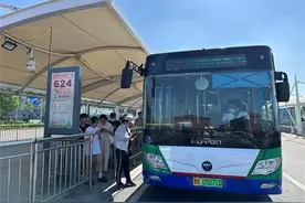 方便市民候车，青岛温馨巴士开启“双车动”模式图片