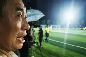 “晚来一会儿错过两个进球！”66岁老球迷为老伴现场直播图片