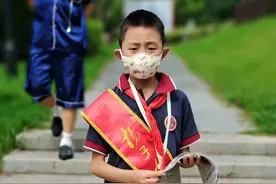 2023爱心售报|微笑面对拒绝，这个小报童卖报过程中收获成长“秘诀”图片