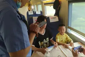 粗心旅客遗落两孩童，列车工作人员护送终团圆图片