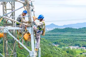 高温下的劳动者｜顶酷暑54米高空组铁塔 电力施工保障高铁投运图片