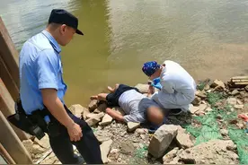佛山南海：男子酒后游泳泡在水中昏睡，警民合力救助图片