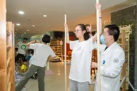 正骨、吊单杠有奇效？治疗脊柱侧弯，别再走这些弯路图片