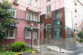 楼道多了一个“阳光房”，闵行这个老小区又有加装电梯试运行图片