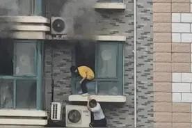 济南“超人”爬窗救人的背后：困住三人的火情和邻里间的携手救援图片