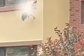 女童家里随地小便，父亲竟倒挂窗外责罚，网友：太危险太野蛮，孩子一辈子的阴影图片