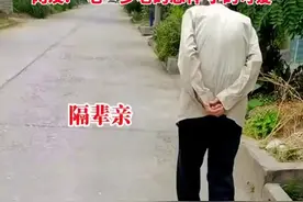 萌娃学老人走路，学的有模有样，一老一少老的慈祥，小的可爱。画面温馨又幸福图片