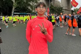 “这个礼物太有牌面了！”老师带学生渡江迎20岁生日图片