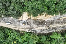 重庆黔江：板壁岩上拓建公路图片