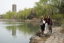 高校暑期密集开放：清北一票难求催生黄牛，研学团在名校扎堆图片
