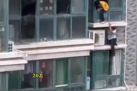 火光冲天！中国好邻居冒生命危险徒手爬窗救孩子图片