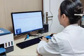 睡前刷手机上瘾，女子患上失眠症图片