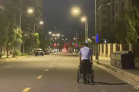 路灯下，他们像极了祖孙俩图片