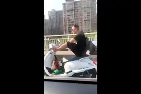 双脚耍杂技驾驶摩托车 男子奇葩驾驶被查获图片
