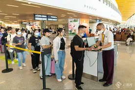 三年来单日航班首破1000架次 昆明机场迎来暑运客流高峰期图片