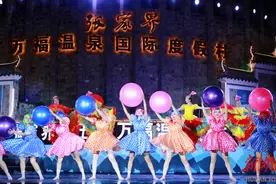 2023 张家界第六届万福温泉泼水狂欢节于7月28日举行图片